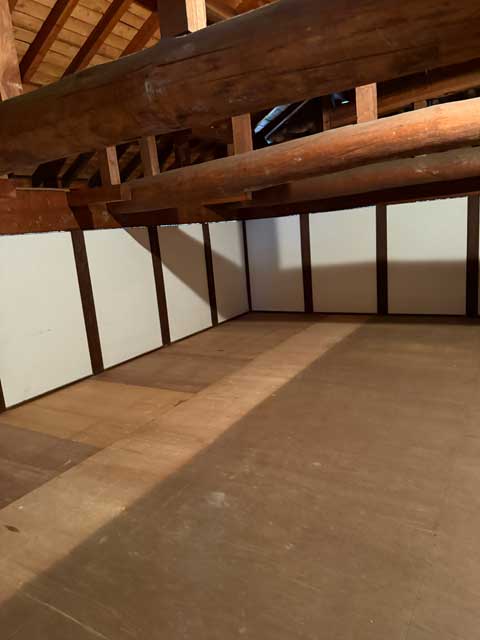 遺品整理　２階の屋根裏でお探し物の書類を発見